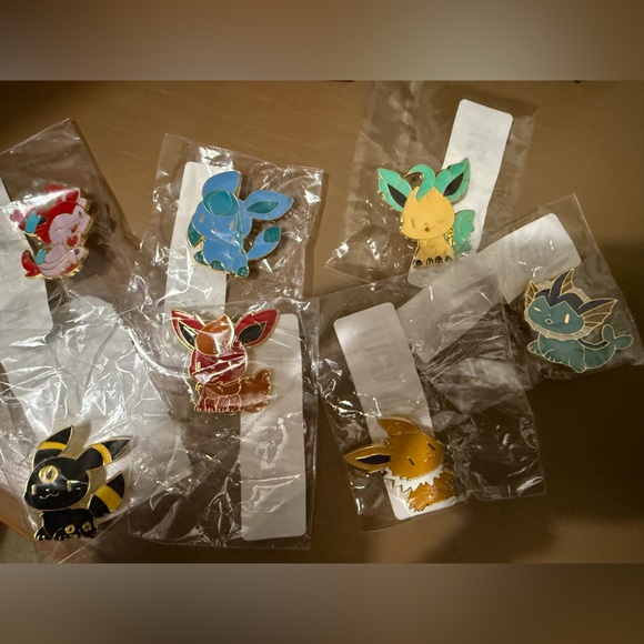 Set of 7 Pokemon Eevee evolution pins NEW umbreon vaporeon leafeon
Sylveon - Picture 3 of 10